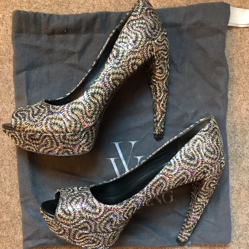 Vera wang sparkle platform pump